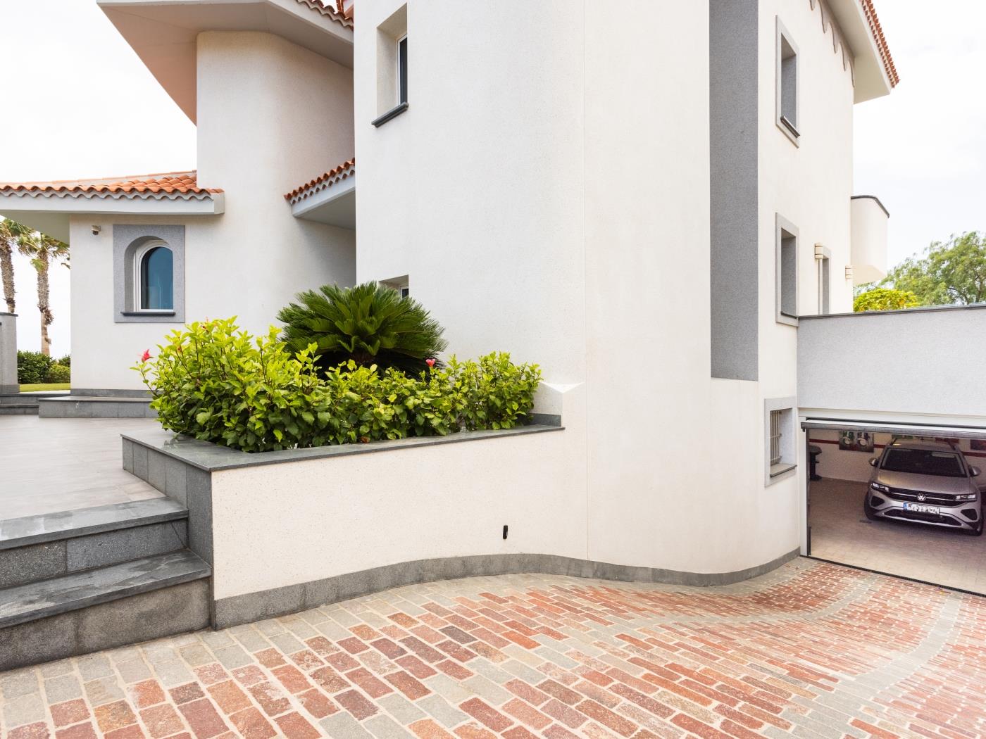 Villa de Ensueño en Primera Línea de Mar en Amarilla Golf