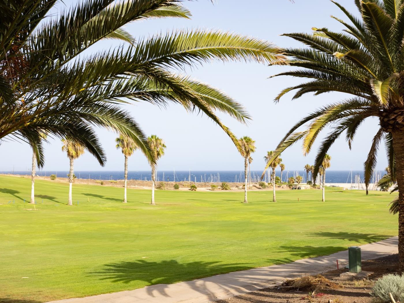 Villa de Ensueño en Primera Línea de Mar en Amarilla Golf