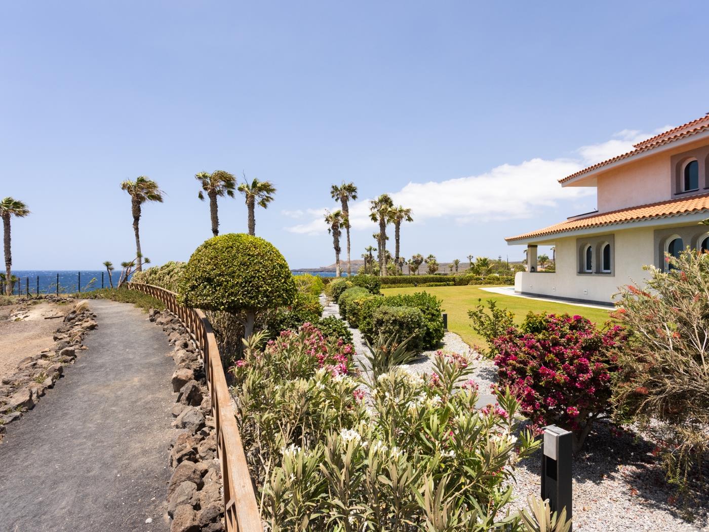 Villa de Ensueño en Primera Línea de Mar en Amarilla Golf