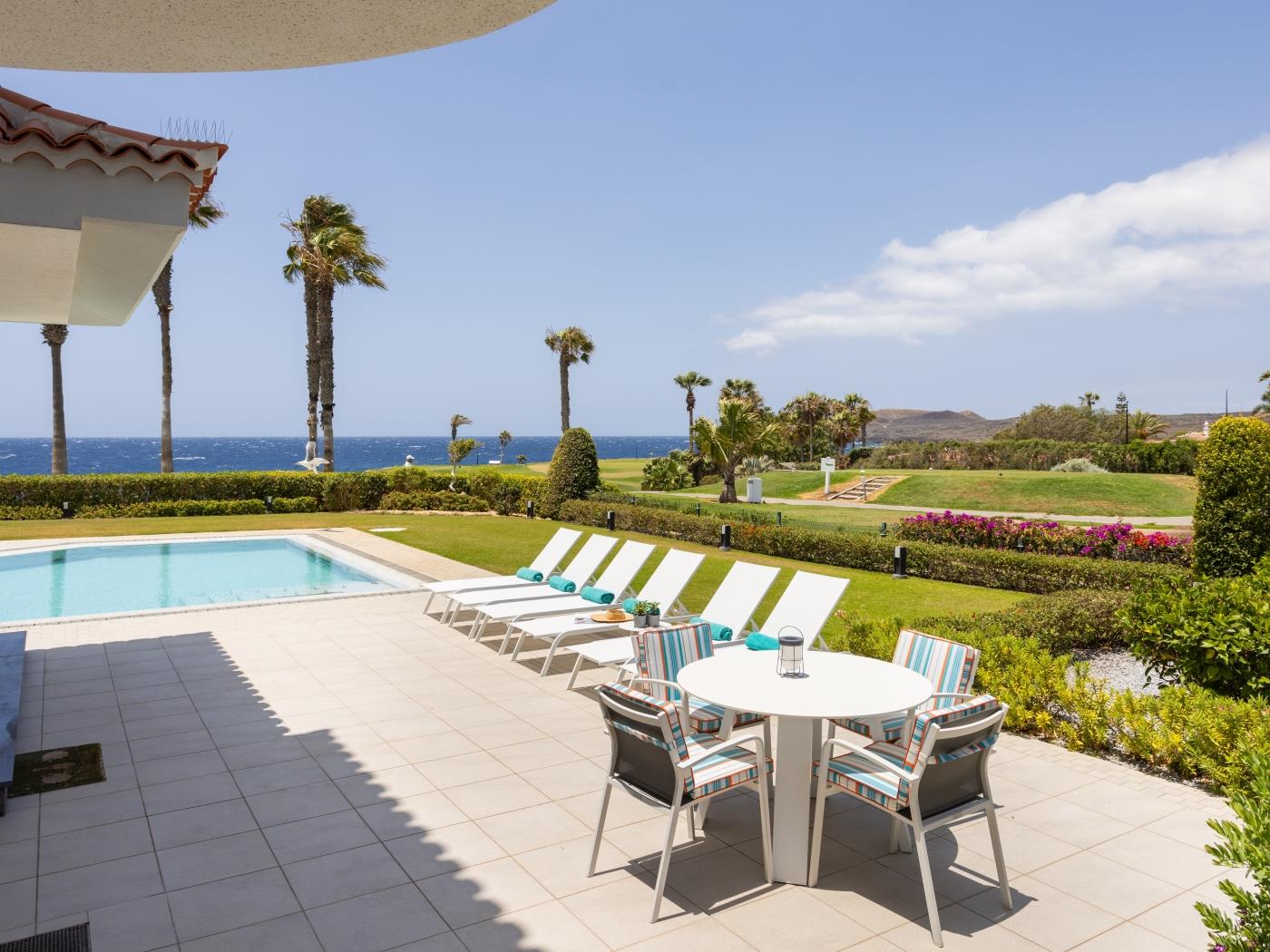 Villa de Ensueño en Primera Línea de Mar en Amarilla Golf