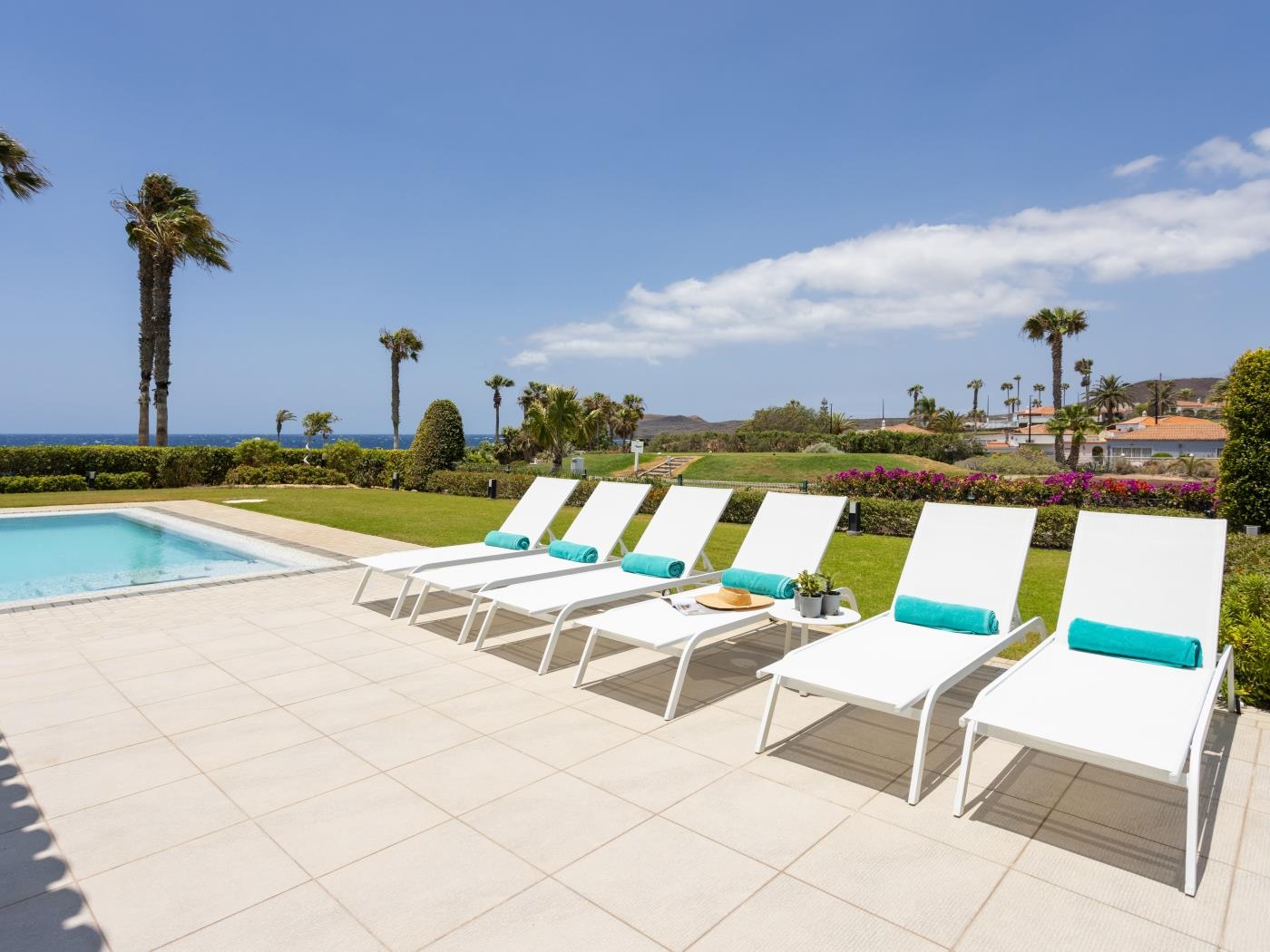 Villa de Ensueño en Primera Línea de Mar en Amarilla Golf