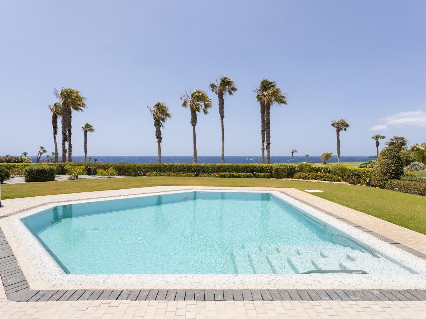 Villa de Ensueño en Primera Línea de Mar en Amarilla Golf