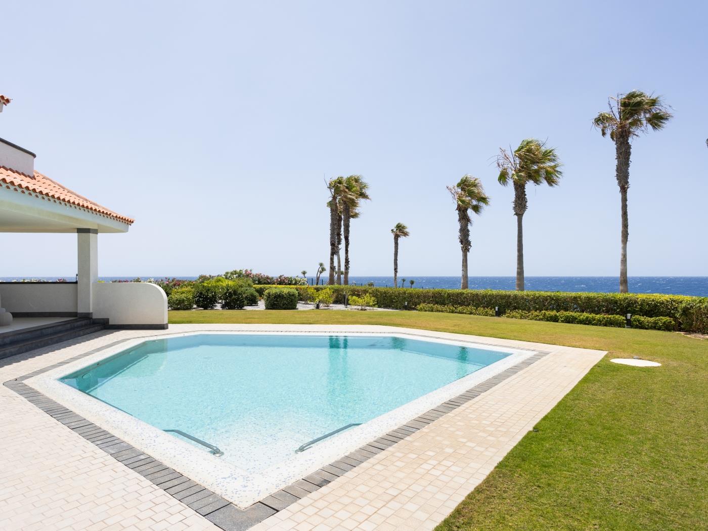 Villa de Ensueño en Primera Línea de Mar en Amarilla Golf