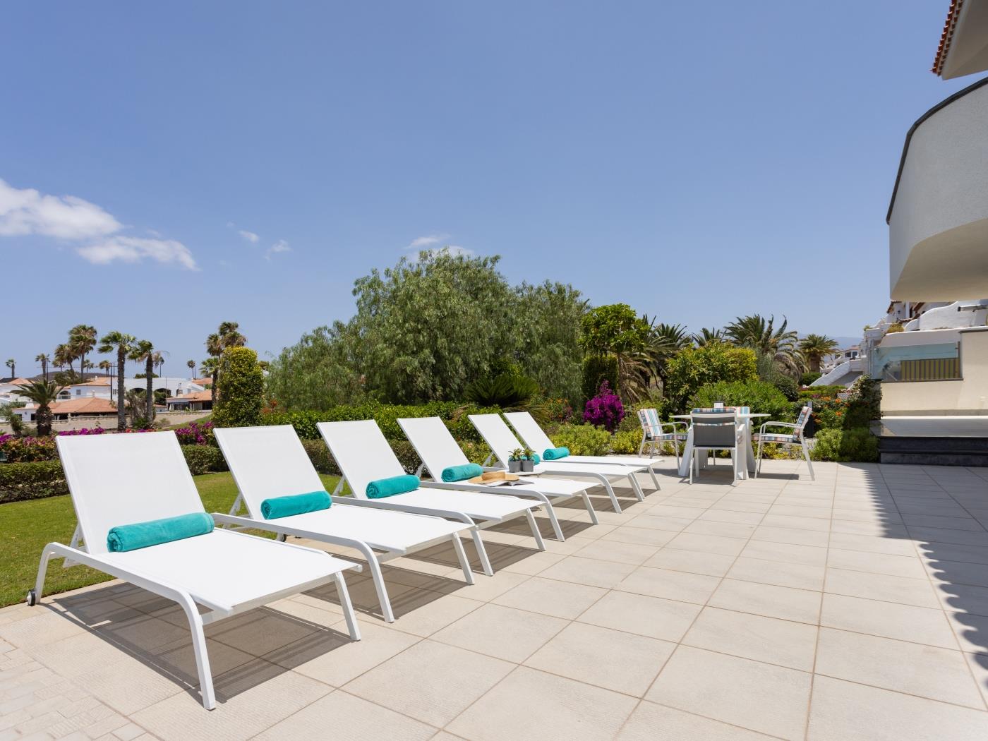 Villa de Ensueño en Primera Línea de Mar en Amarilla Golf