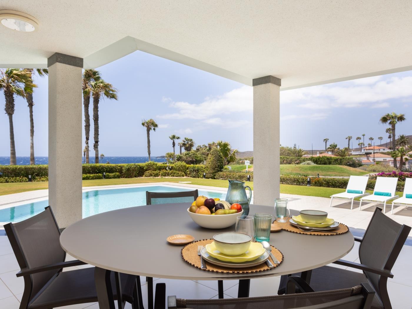 Villa de Ensueño en Primera Línea de Mar en Amarilla Golf