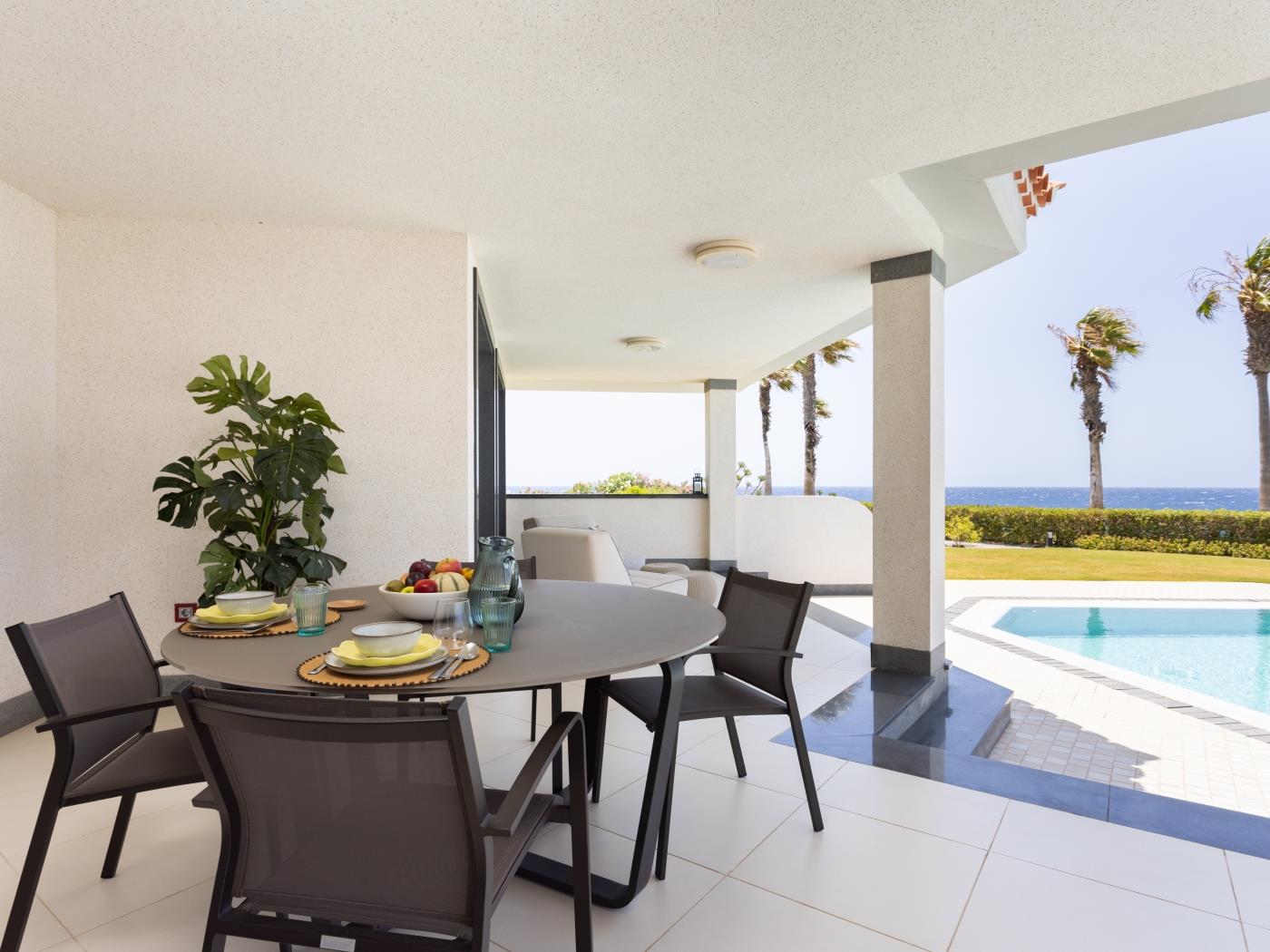 Villa de Ensueño en Primera Línea de Mar en Amarilla Golf