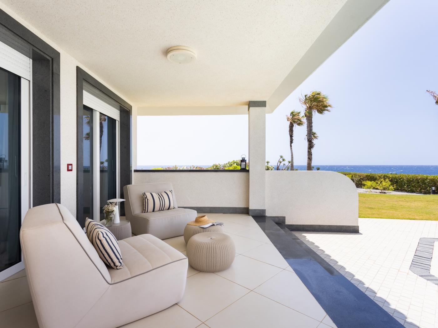 Villa de Ensueño en Primera Línea de Mar en Amarilla Golf