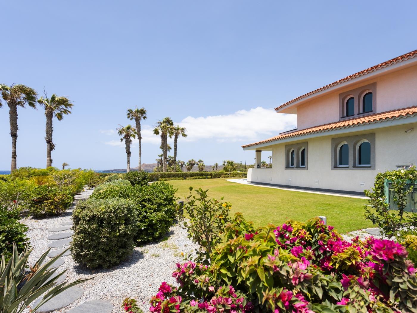 Villa de Ensueño en Primera Línea de Mar en Amarilla Golf