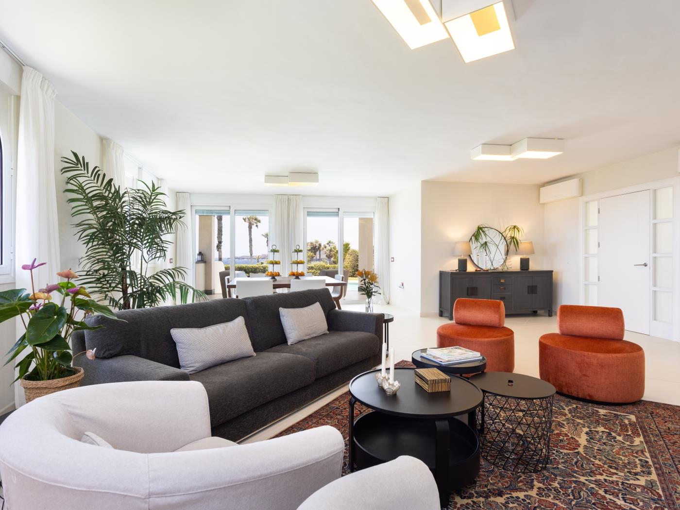 Villa de Ensueño en Primera Línea de Mar en Amarilla Golf
