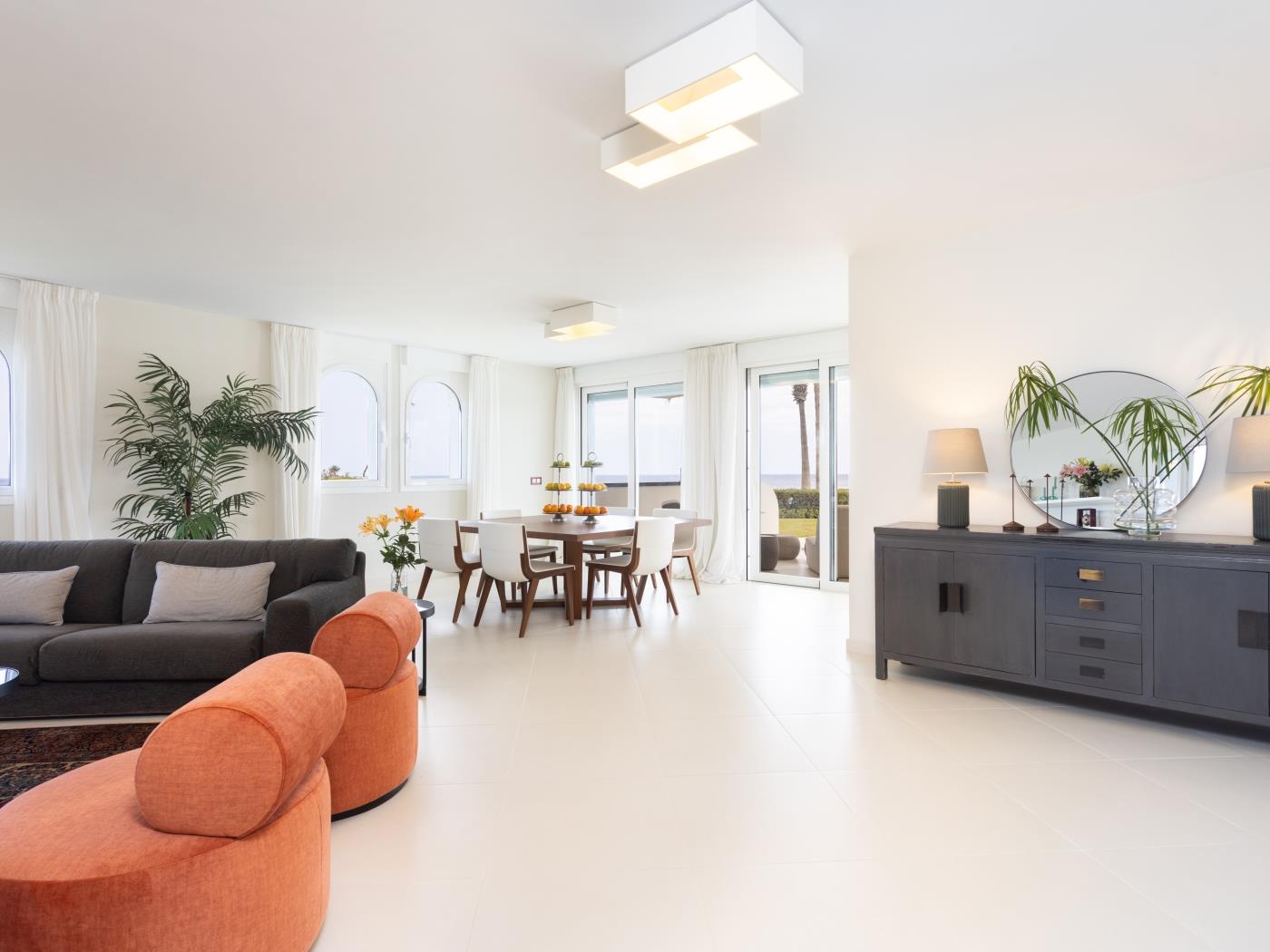 Villa de Ensueño en Primera Línea de Mar en Amarilla Golf