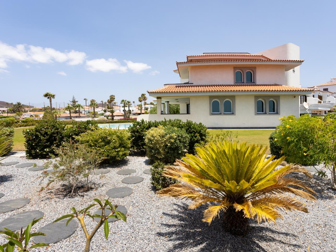 Villa de Ensueño en Primera Línea de Mar en Amarilla Golf