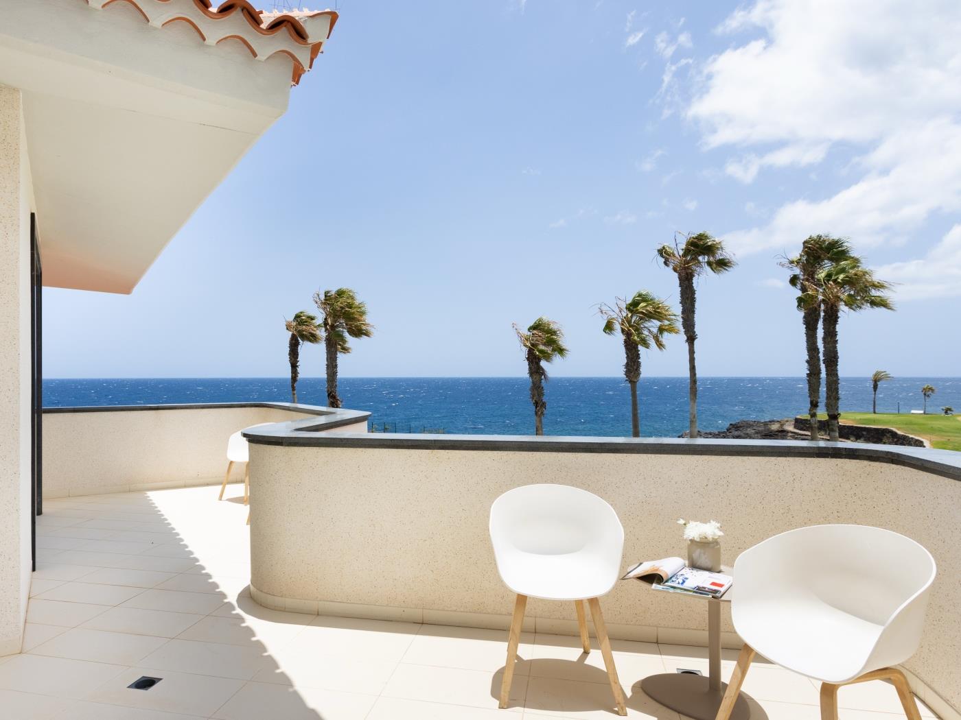 Villa de Ensueño en Primera Línea de Mar en Amarilla Golf