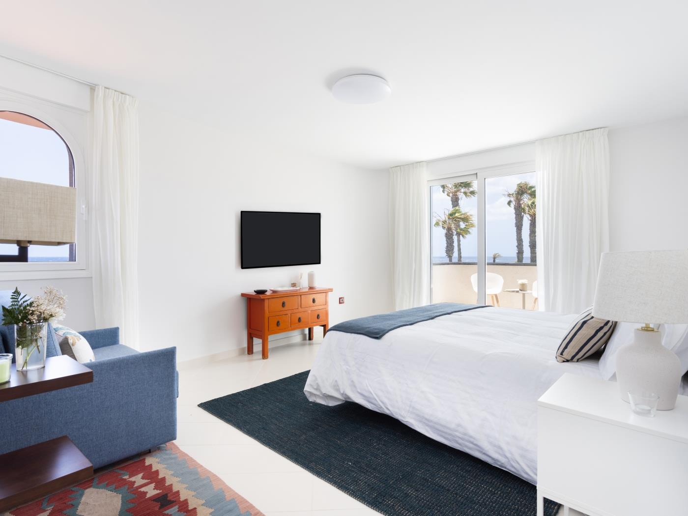 Villa de Ensueño en Primera Línea de Mar en Amarilla Golf