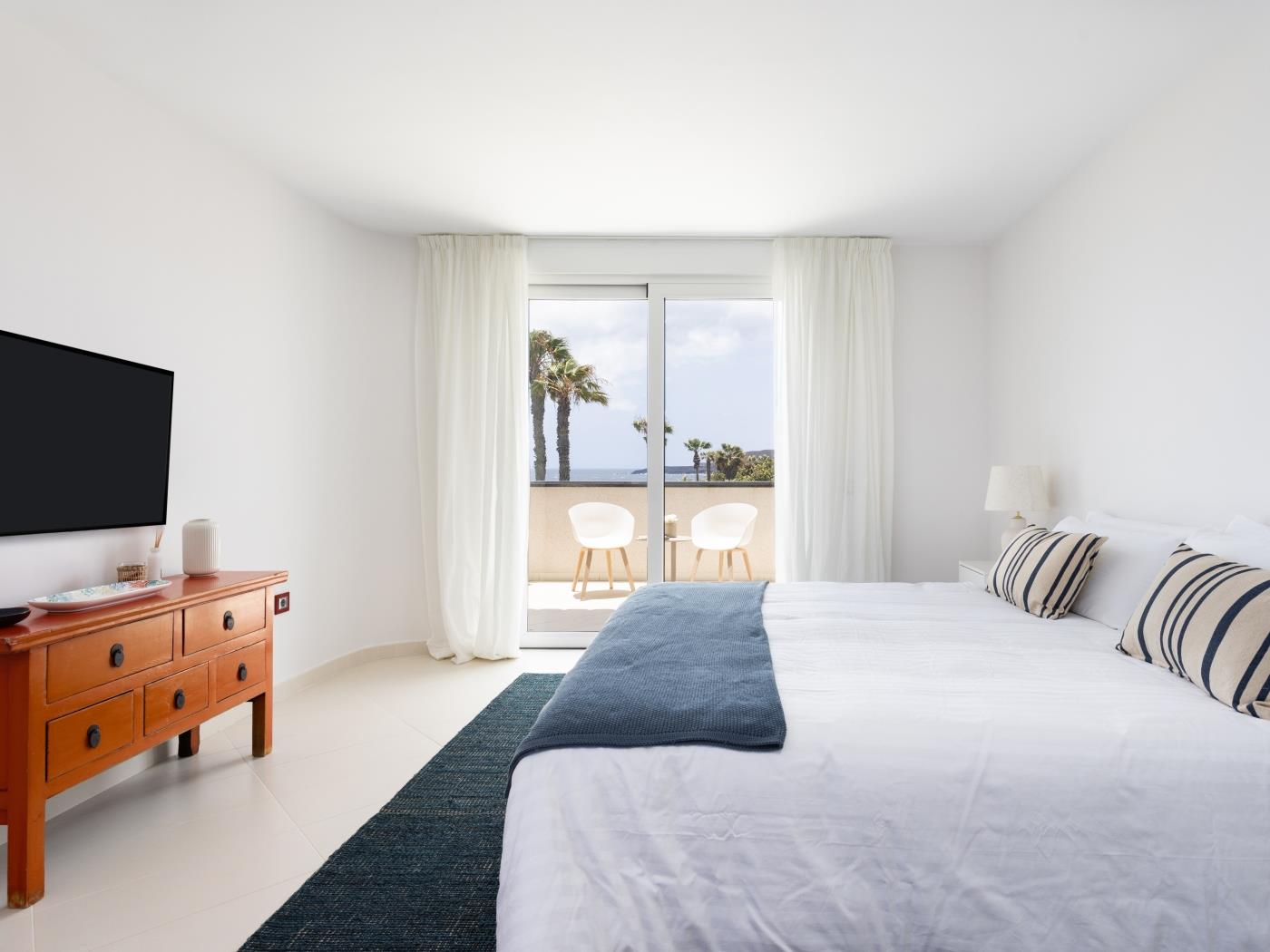 Villa de Ensueño en Primera Línea de Mar en Amarilla Golf