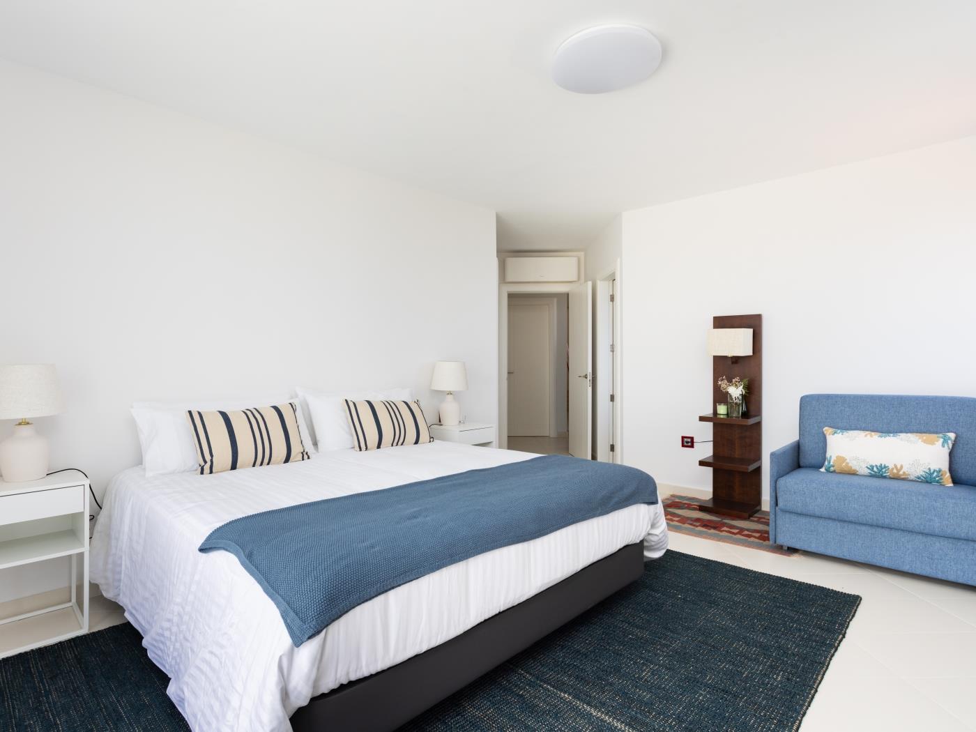 Villa de Ensueño en Primera Línea de Mar en Amarilla Golf