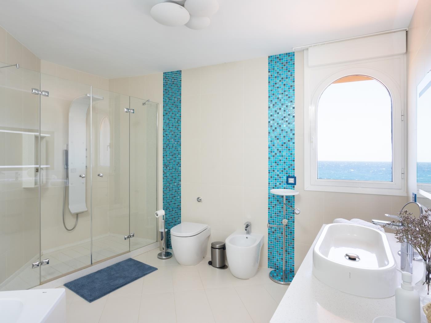 Villa de Ensueño en Primera Línea de Mar en Amarilla Golf