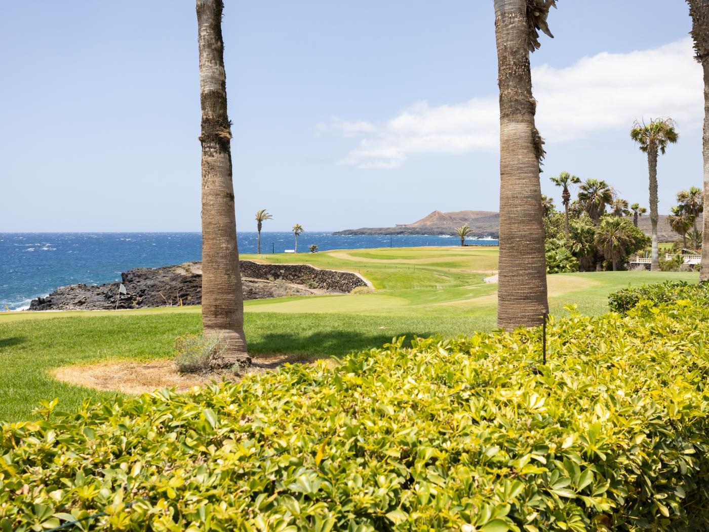 Villa de Ensueño en Primera Línea de Mar en Amarilla Golf