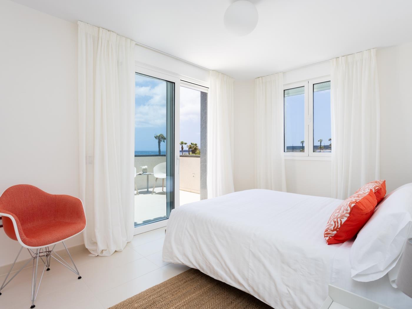 Villa de Ensueño en Primera Línea de Mar en Amarilla Golf