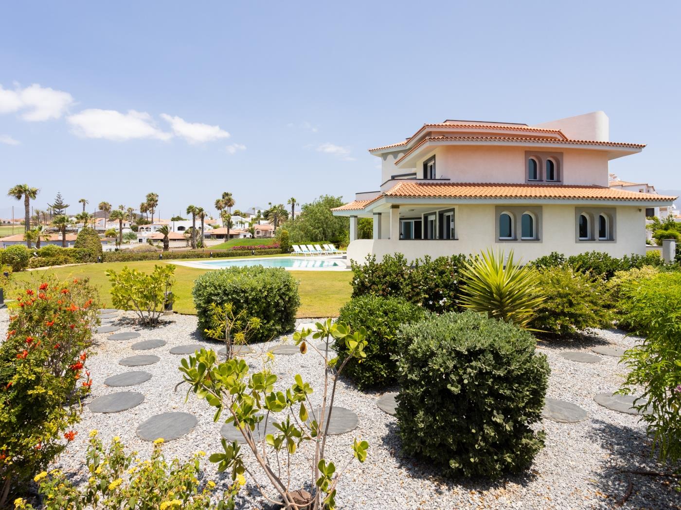 Villa de Ensueño en Primera Línea de Mar en Amarilla Golf