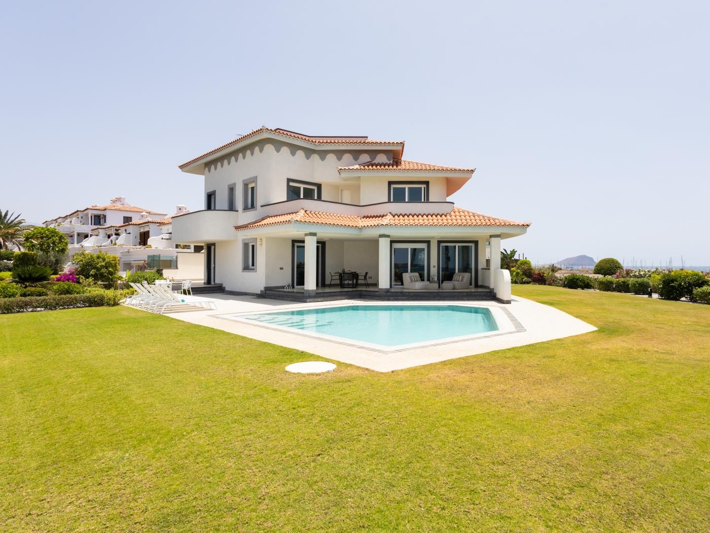 Villa de Ensueño en Primera Línea de Mar en Amarilla Golf