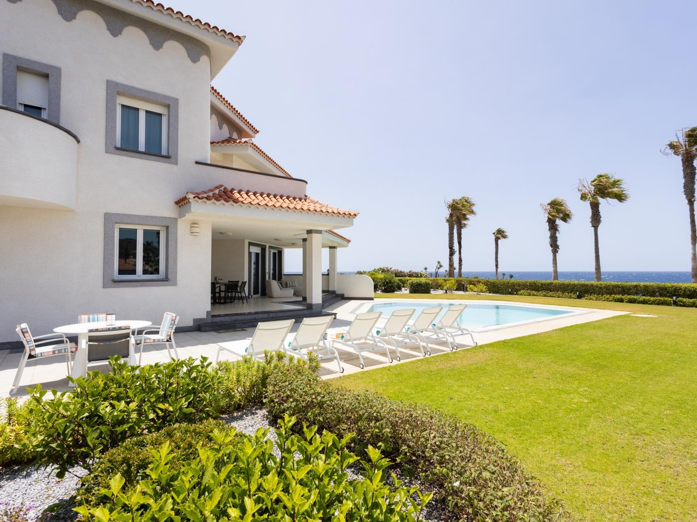 Villa de Ensueño en Primera Línea de Mar en Amarilla Golf