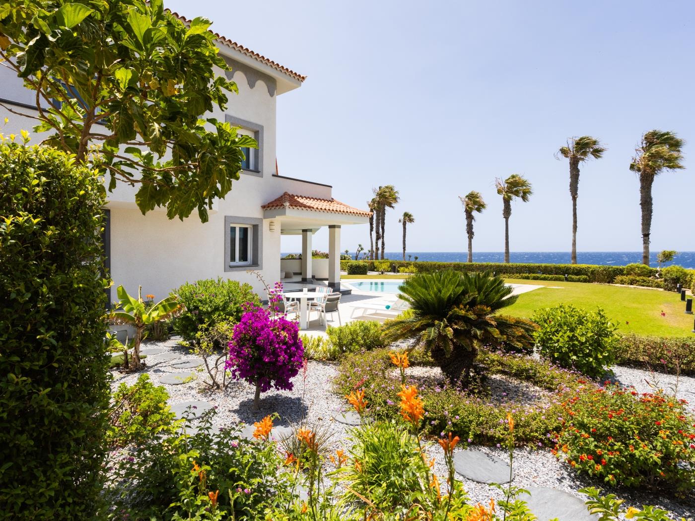 Villa de Ensueño en Primera Línea de Mar en Amarilla Golf