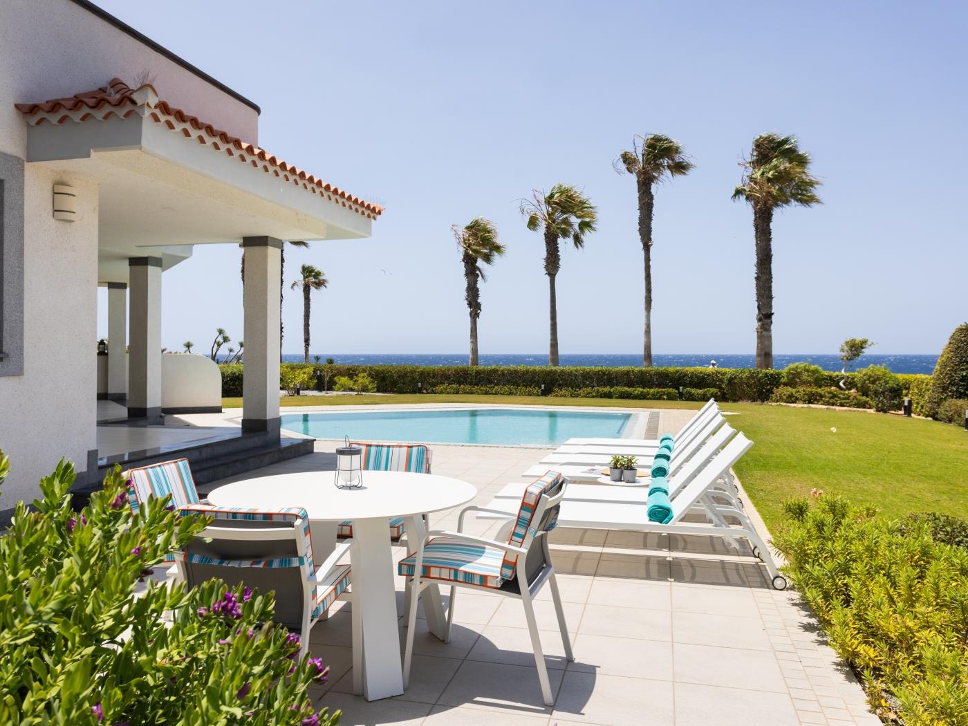 Villa de Ensueño en Primera Línea de Mar en Amarilla Golf